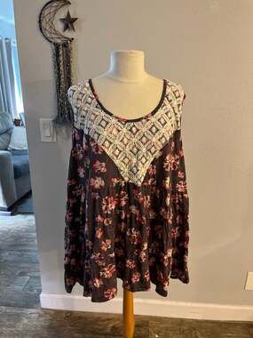 Oso Casuals Size 3X Floral Sleeveless Tiered Tunic with Lace Yoke